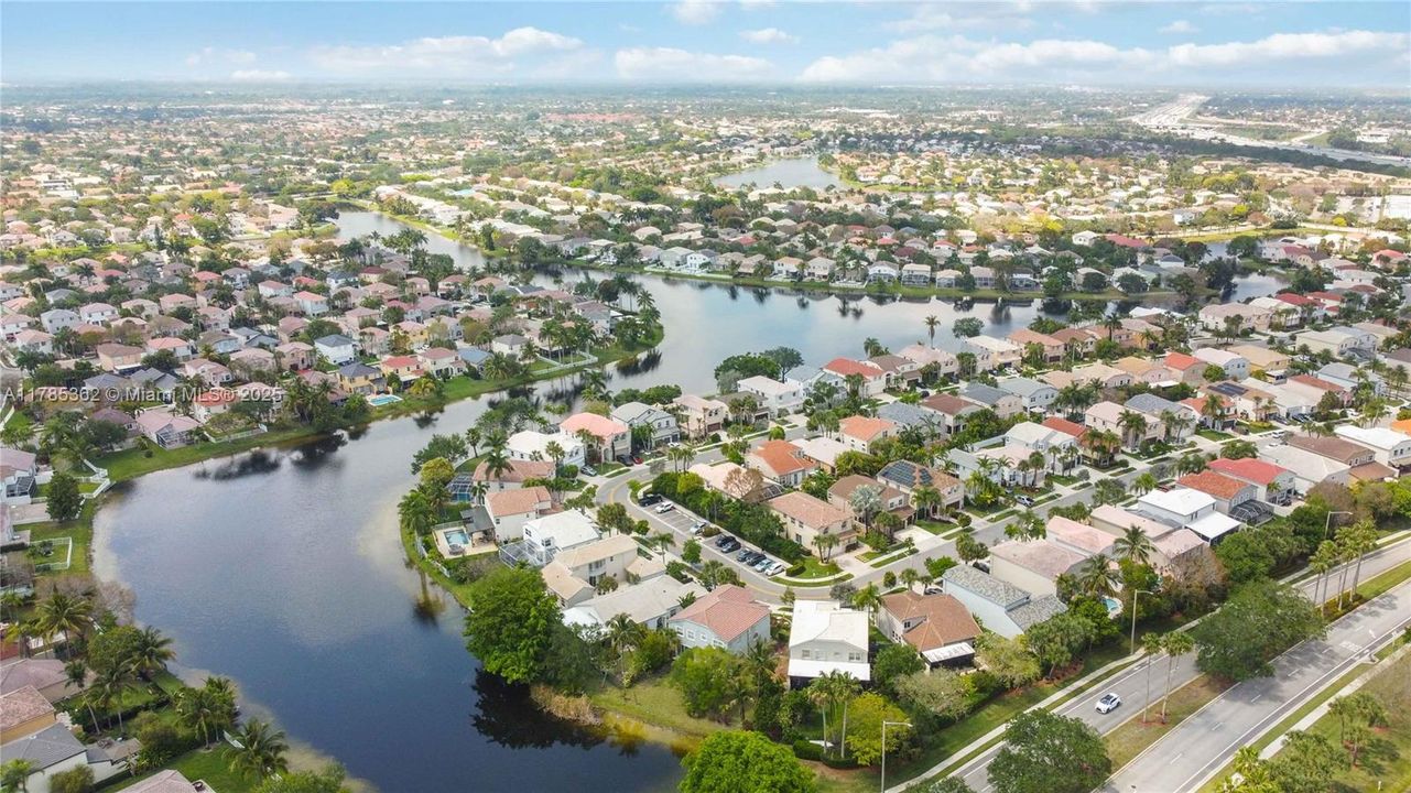 Недавно продано: $688,000 (4 спален, 2 ванн, 2880 Квадратных фут)