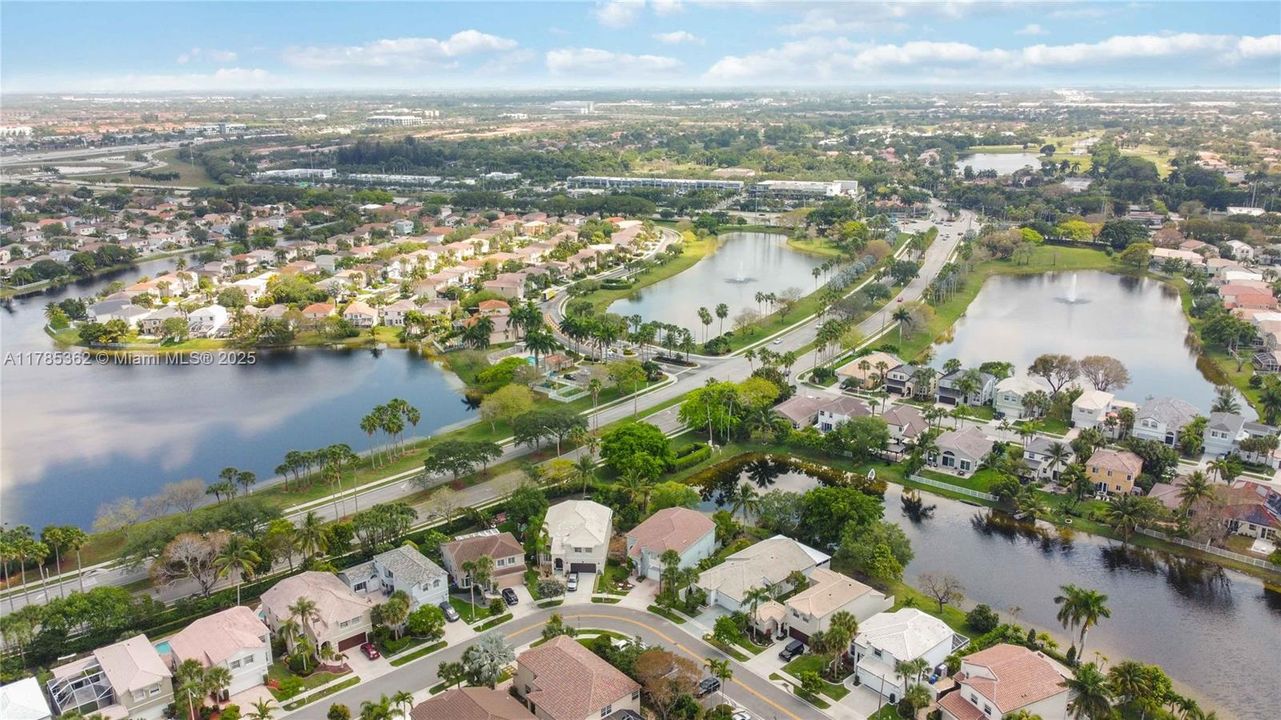 Недавно продано: $688,000 (4 спален, 2 ванн, 2880 Квадратных фут)