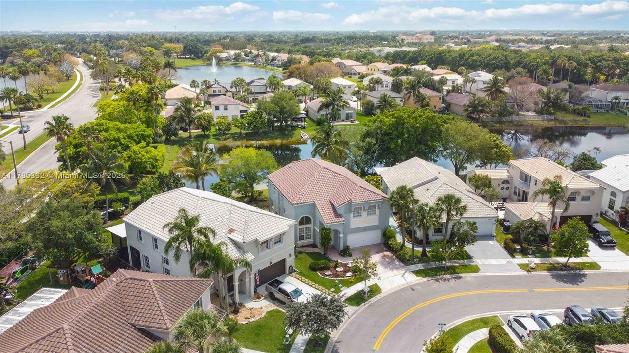 Недавно продано: $688,000 (4 спален, 2 ванн, 2880 Квадратных фут)