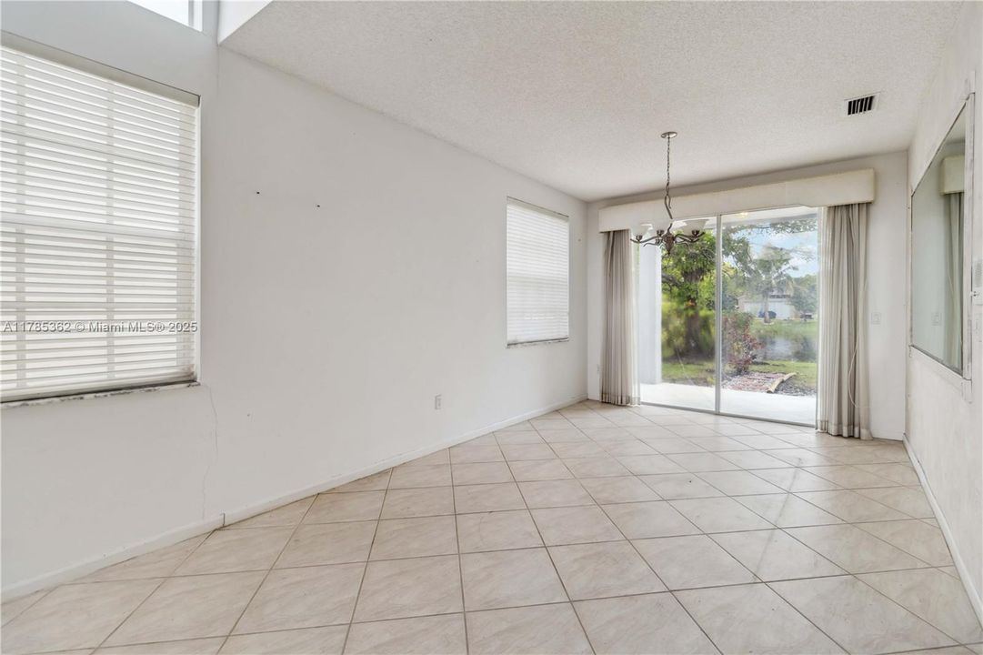 Недавно продано: $688,000 (4 спален, 2 ванн, 2880 Квадратных фут)