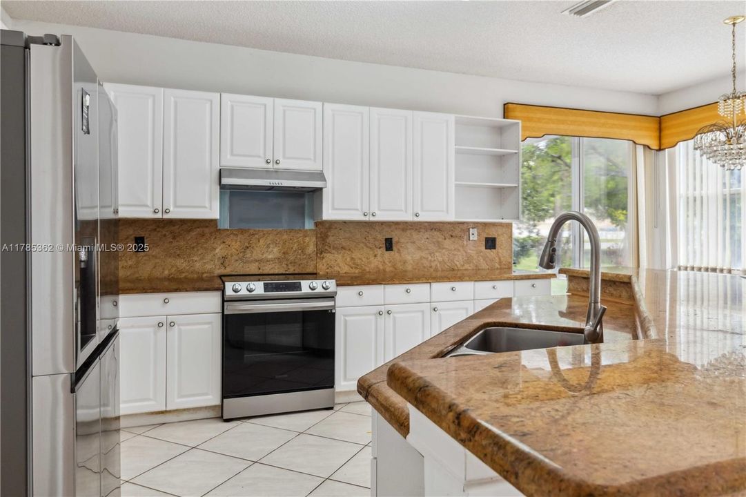 Недавно продано: $688,000 (4 спален, 2 ванн, 2880 Квадратных фут)