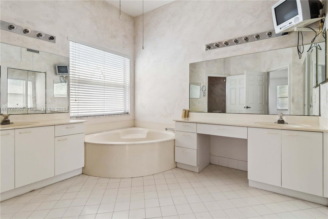 Недавно продано: $688,000 (4 спален, 2 ванн, 2880 Квадратных фут)