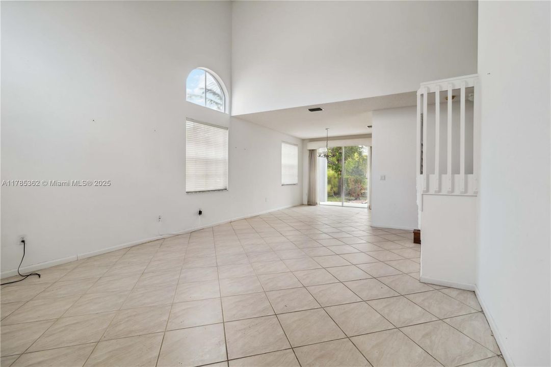 Недавно продано: $688,000 (4 спален, 2 ванн, 2880 Квадратных фут)