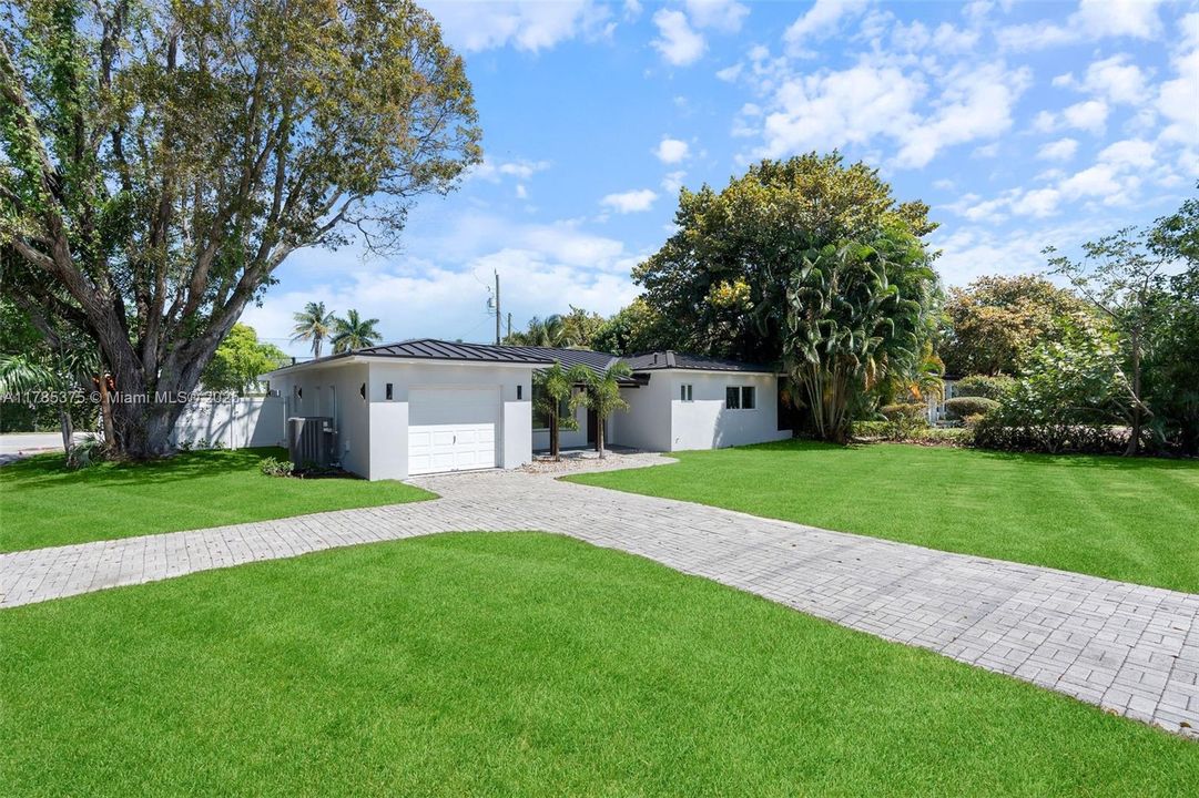For Sale: $1,497,000 (3 beds, 2 baths, 1968 Square Feet)