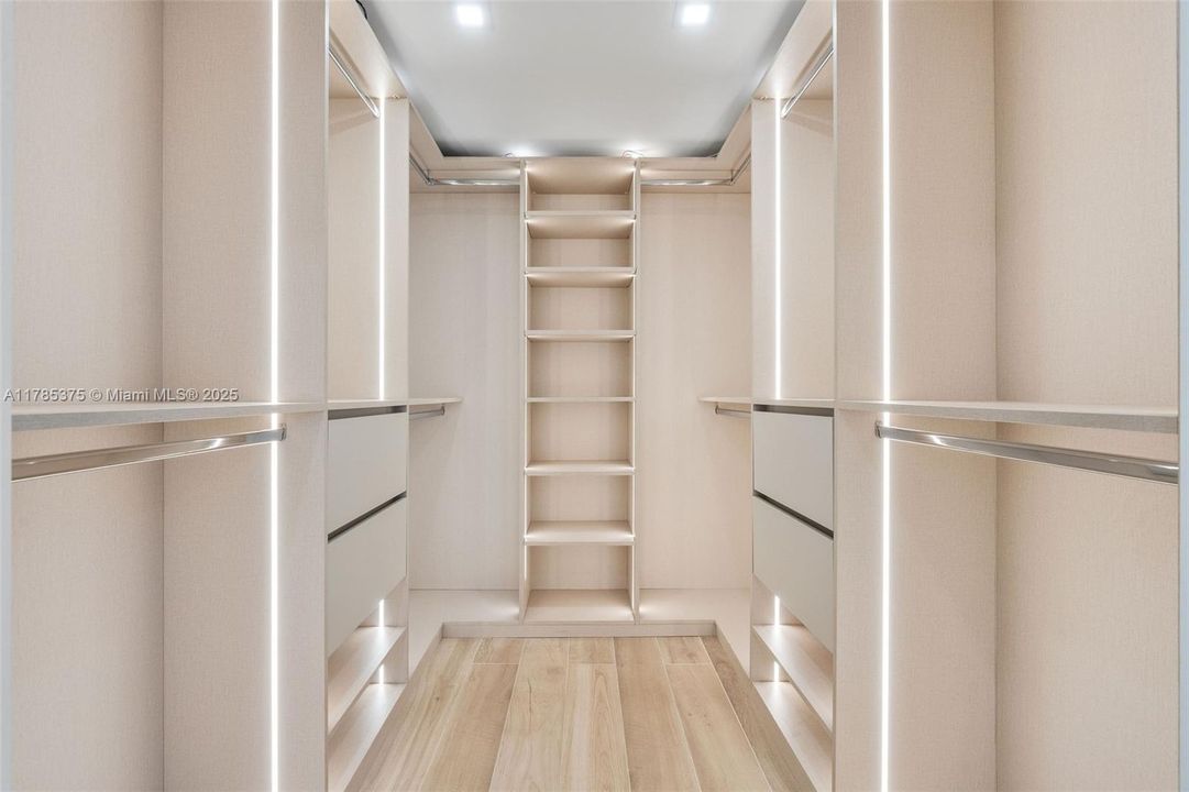 For Sale: $1,497,000 (3 beds, 2 baths, 1968 Square Feet)