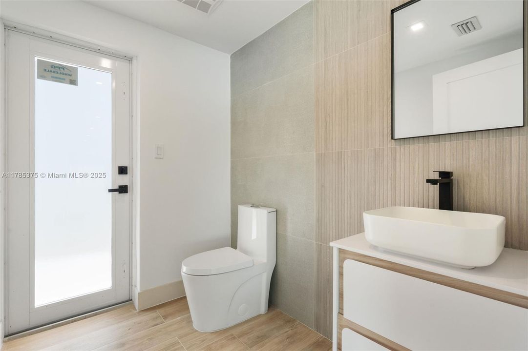 For Sale: $1,497,000 (3 beds, 2 baths, 1968 Square Feet)