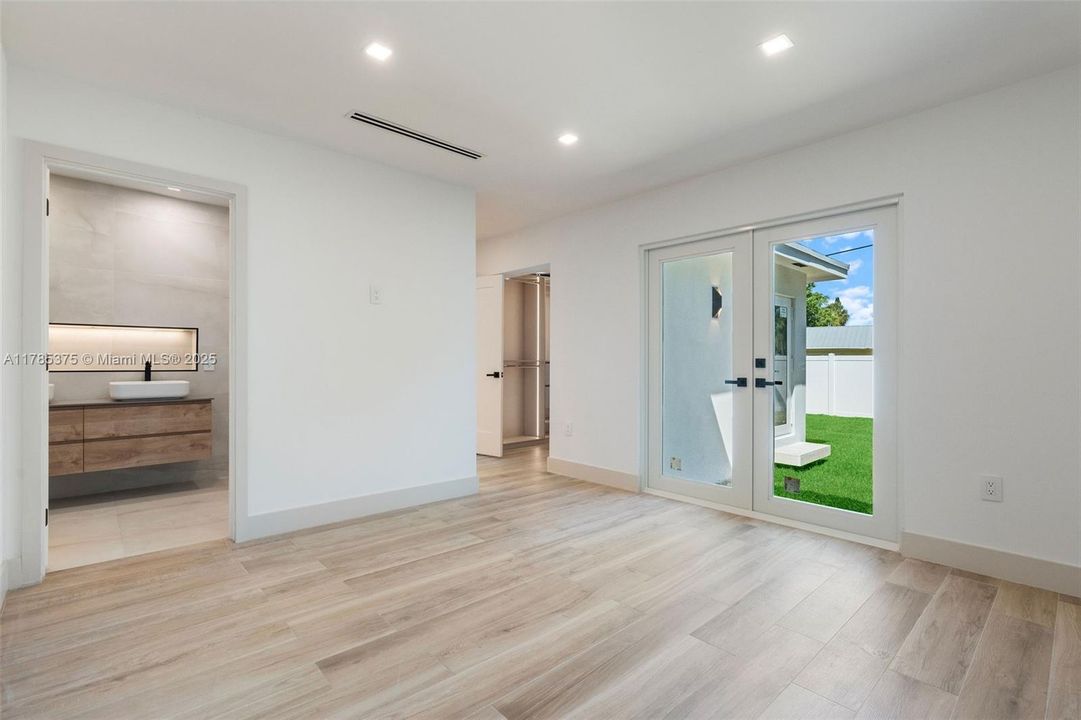 For Sale: $1,497,000 (3 beds, 2 baths, 1968 Square Feet)