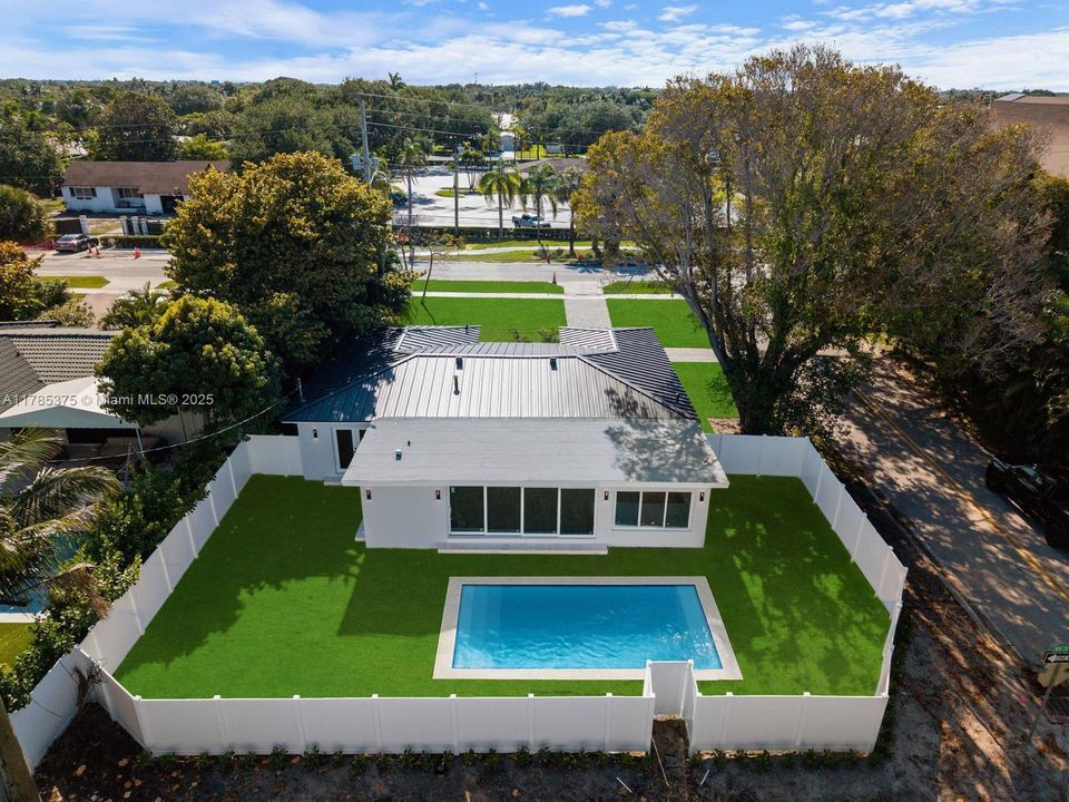 For Sale: $1,497,000 (3 beds, 2 baths, 1968 Square Feet)