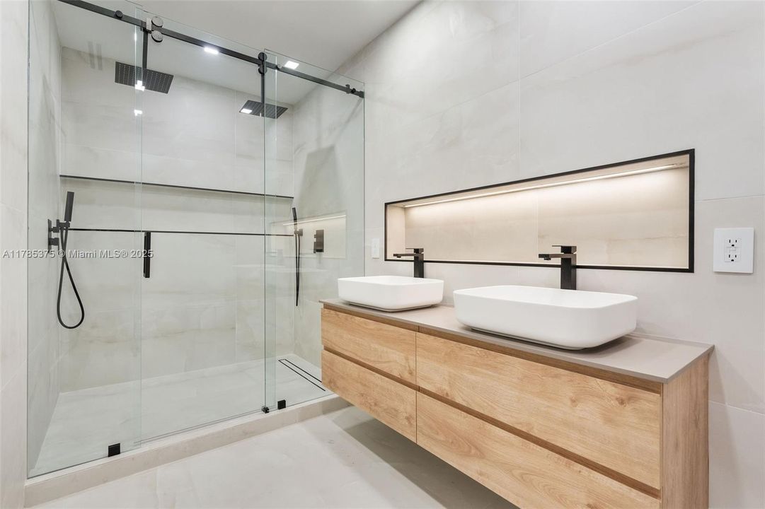 For Sale: $1,497,000 (3 beds, 2 baths, 1968 Square Feet)