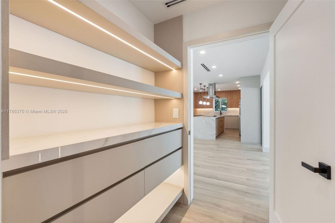 For Sale: $1,497,000 (3 beds, 2 baths, 1968 Square Feet)