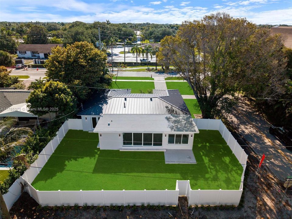 For Sale: $1,497,000 (3 beds, 2 baths, 1968 Square Feet)