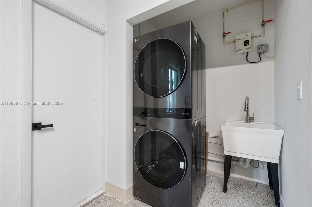 For Sale: $1,497,000 (3 beds, 2 baths, 1968 Square Feet)