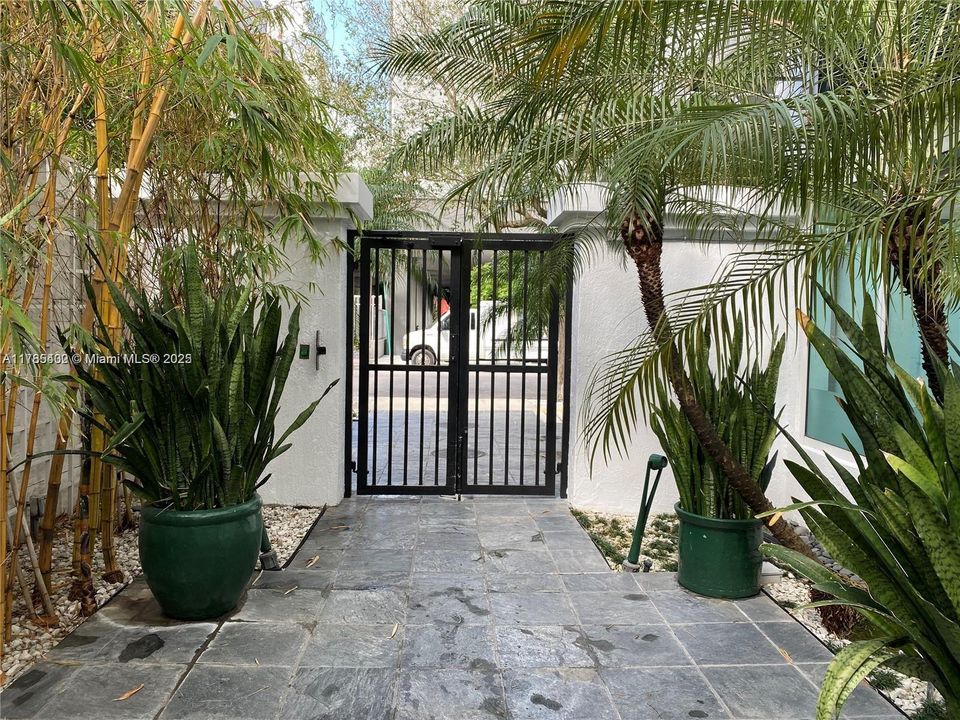 待售: $450,000 (2 贝兹, 2 浴室, 1056 平方英尺)