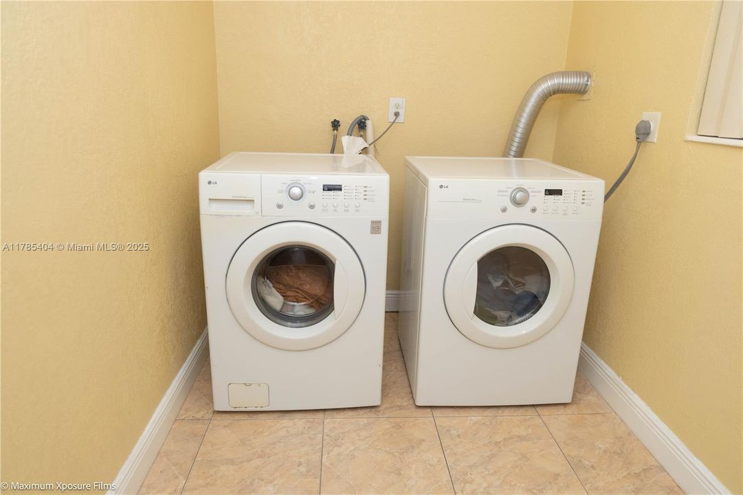 Недавно продано: $590,000 (3 спален, 2 ванн, 1658 Квадратных фут)