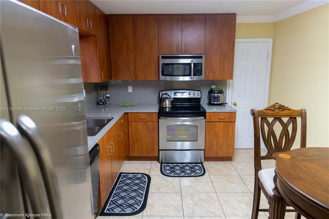 Недавно продано: $590,000 (3 спален, 2 ванн, 1658 Квадратных фут)