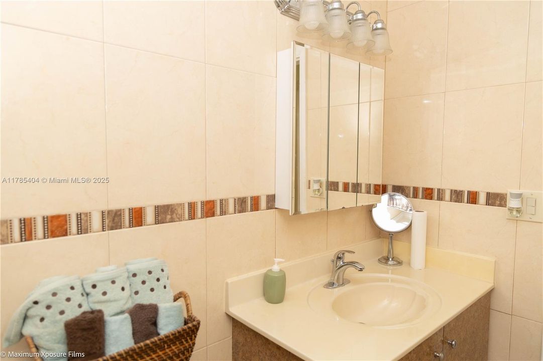 Недавно продано: $590,000 (3 спален, 2 ванн, 1658 Квадратных фут)