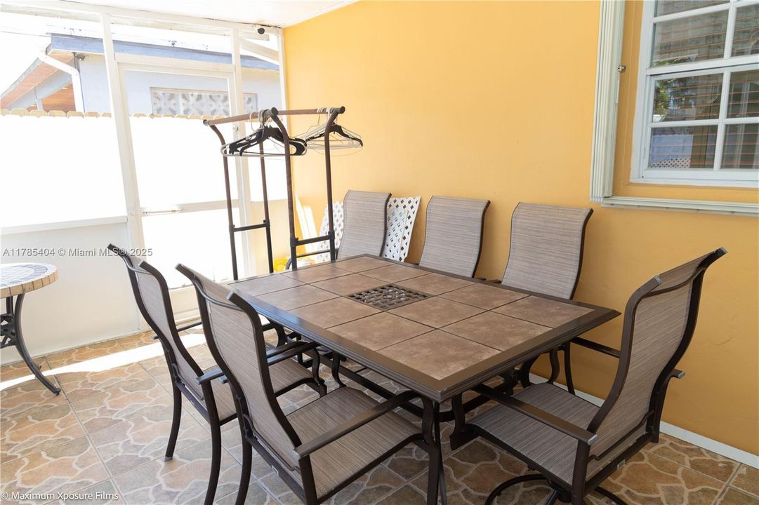 Недавно продано: $590,000 (3 спален, 2 ванн, 1658 Квадратных фут)