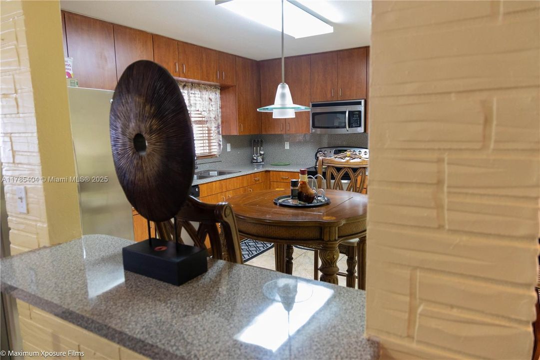 Недавно продано: $590,000 (3 спален, 2 ванн, 1658 Квадратных фут)