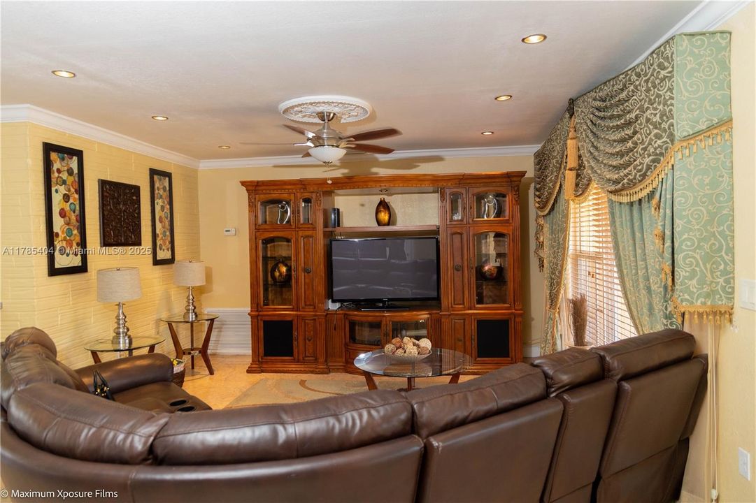 Недавно продано: $590,000 (3 спален, 2 ванн, 1658 Квадратных фут)