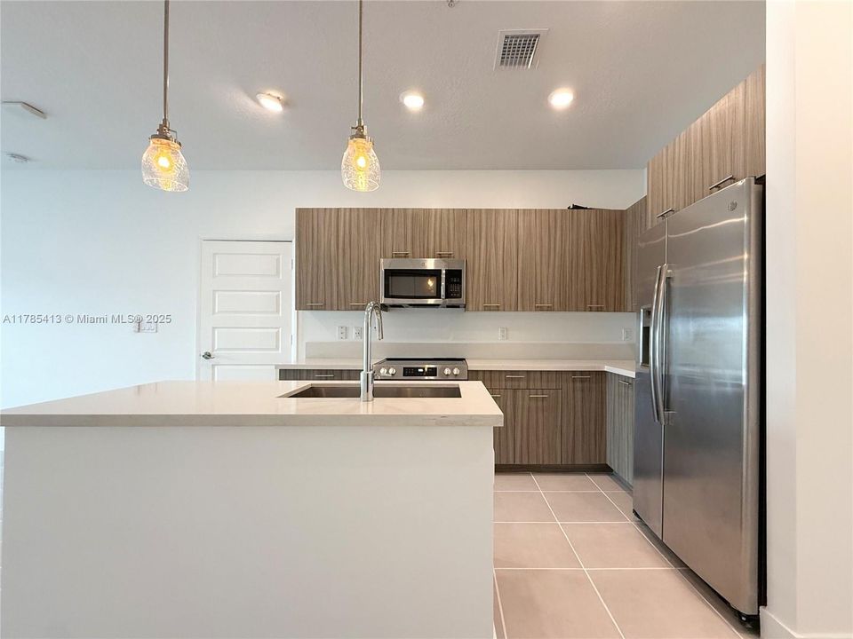 Недавно продано: $499,000 (2 спален, 2 ванн, 1129 Квадратных фут)