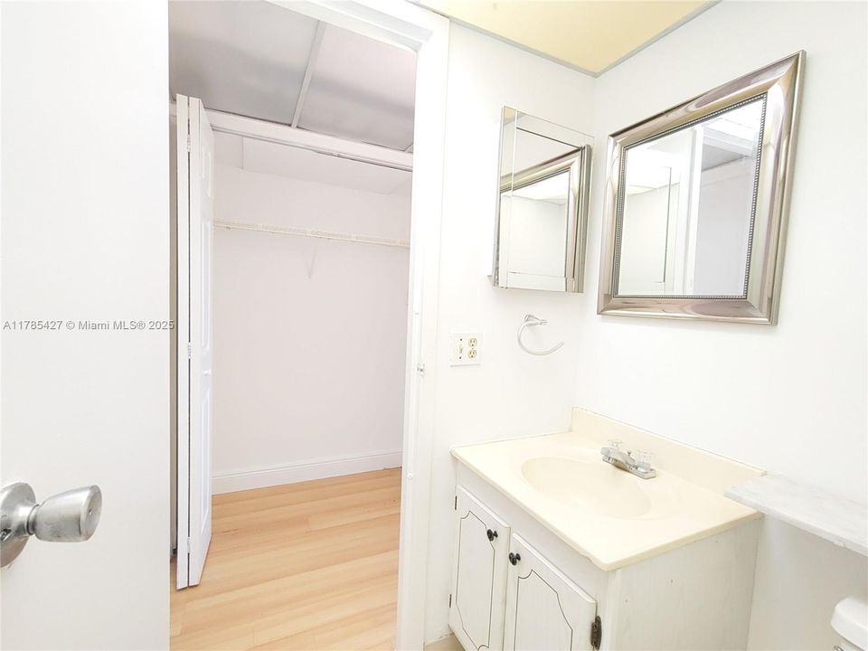 Active With Contract: $59,000 (1 beds, 1 baths, 720 Square Feet)