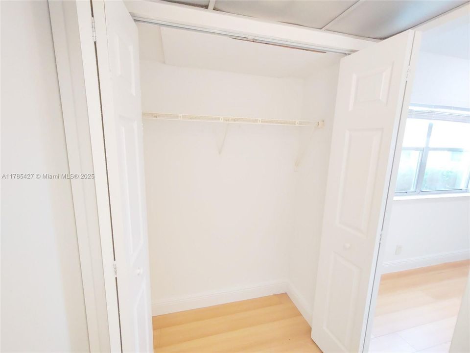 Active With Contract: $59,000 (1 beds, 1 baths, 720 Square Feet)