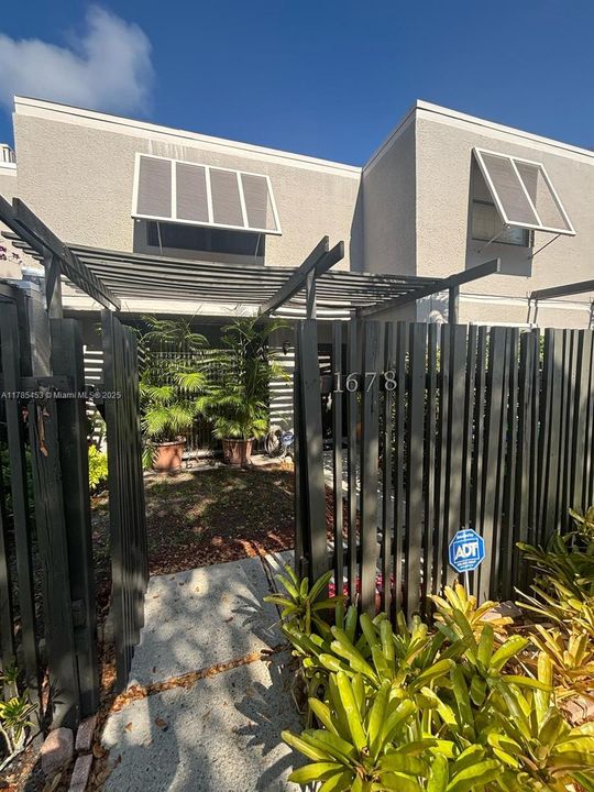 Recently Sold: $365,000 (2 beds, 1 baths, 1482 Square Feet)