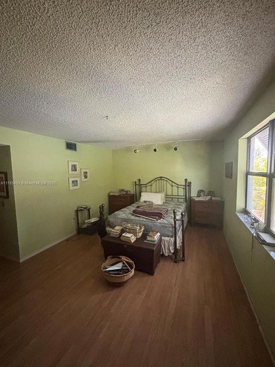 Recently Sold: $365,000 (2 beds, 1 baths, 1482 Square Feet)