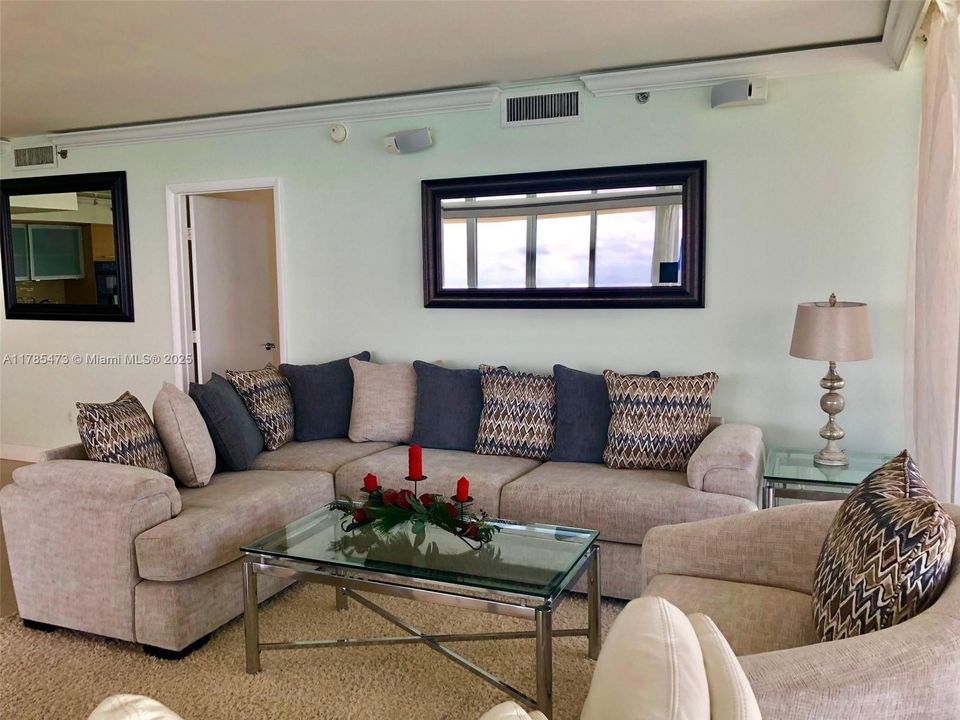 Recently Rented: $11,000 (3 beds, 3 baths, 2065 Square Feet)