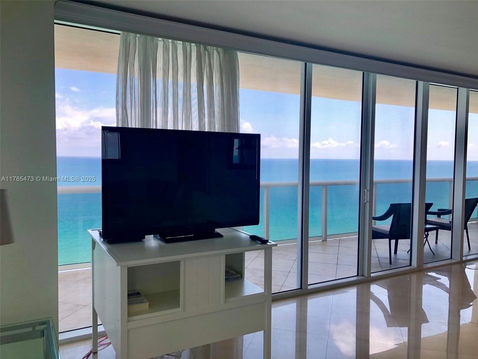 Recently Rented: $11,000 (3 beds, 3 baths, 2065 Square Feet)