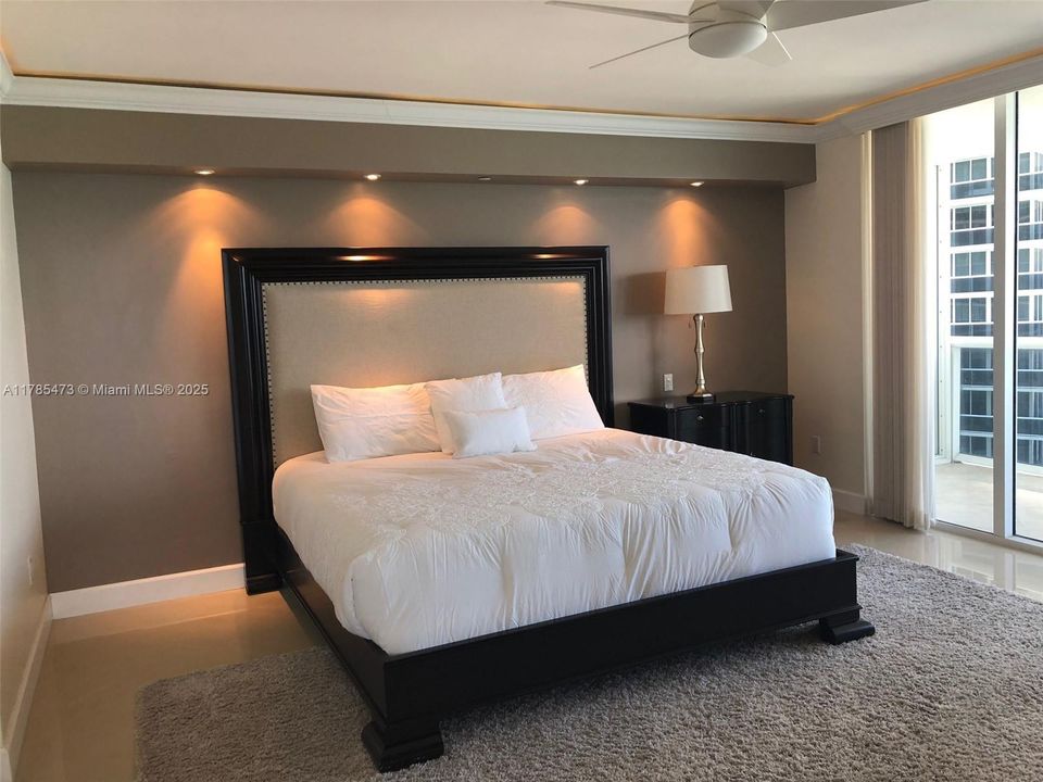 Recently Rented: $11,000 (3 beds, 3 baths, 2065 Square Feet)