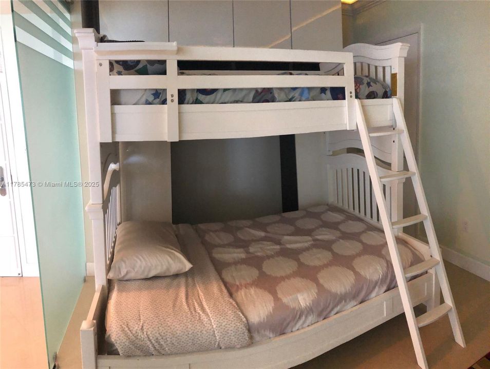 Recently Rented: $11,000 (3 beds, 3 baths, 2065 Square Feet)