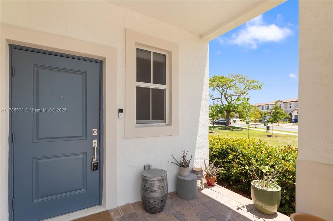 最近售出: $674,999 (5 贝兹, 3 浴室, 2233 平方英尺)