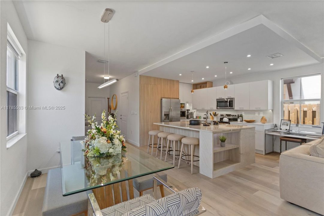 最近售出: $674,999 (5 贝兹, 3 浴室, 2233 平方英尺)