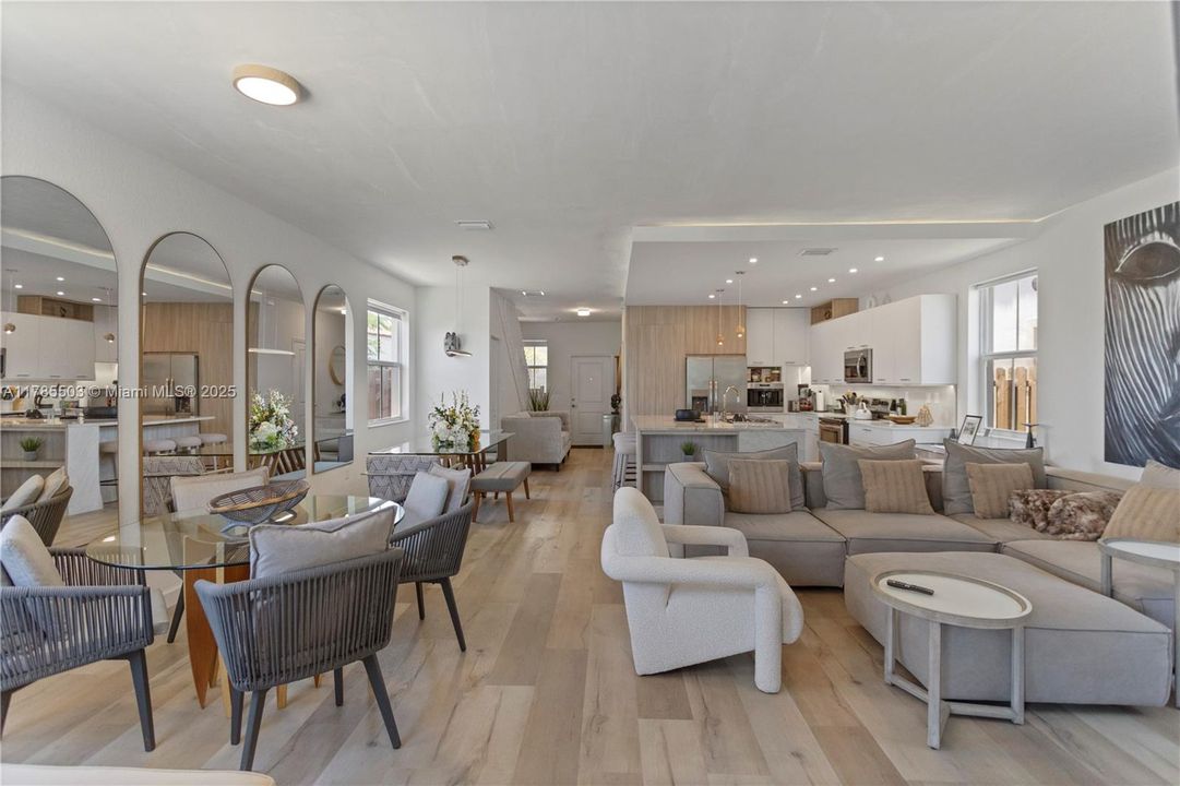 最近售出: $674,999 (5 贝兹, 3 浴室, 2233 平方英尺)