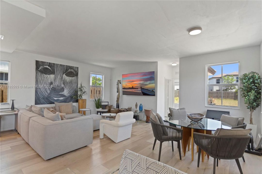 最近售出: $674,999 (5 贝兹, 3 浴室, 2233 平方英尺)