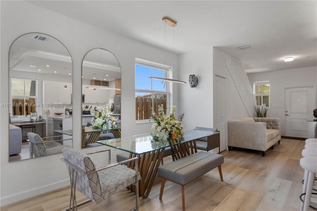 最近售出: $674,999 (5 贝兹, 3 浴室, 2233 平方英尺)