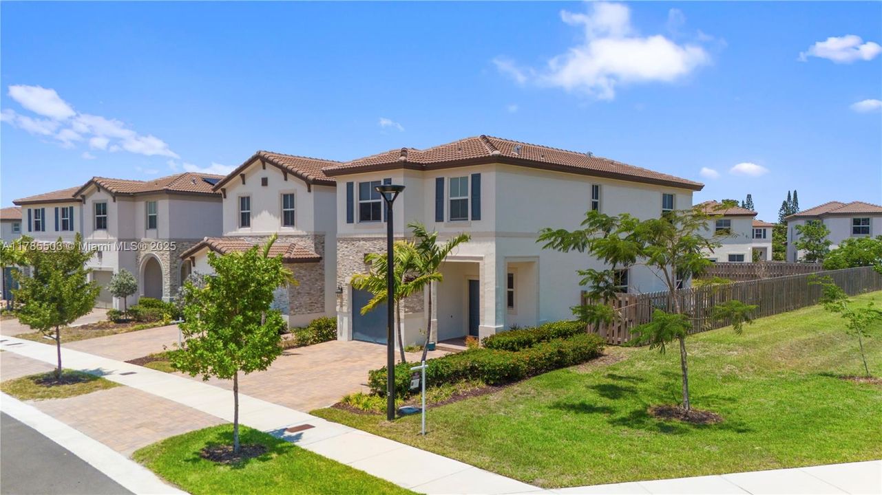 最近售出: $674,999 (5 贝兹, 3 浴室, 2233 平方英尺)