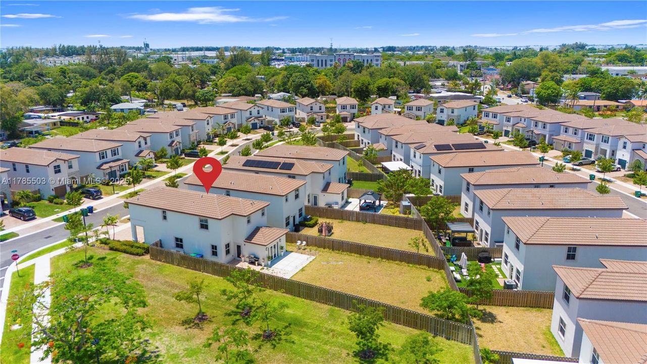 最近售出: $674,999 (5 贝兹, 3 浴室, 2233 平方英尺)