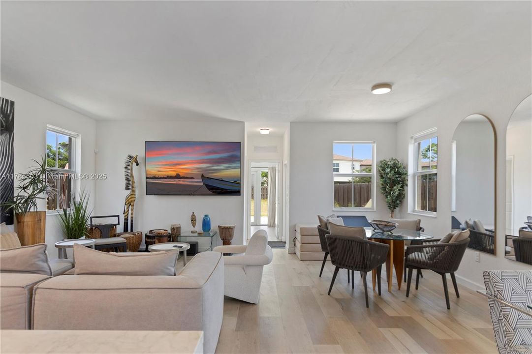 最近售出: $674,999 (5 贝兹, 3 浴室, 2233 平方英尺)