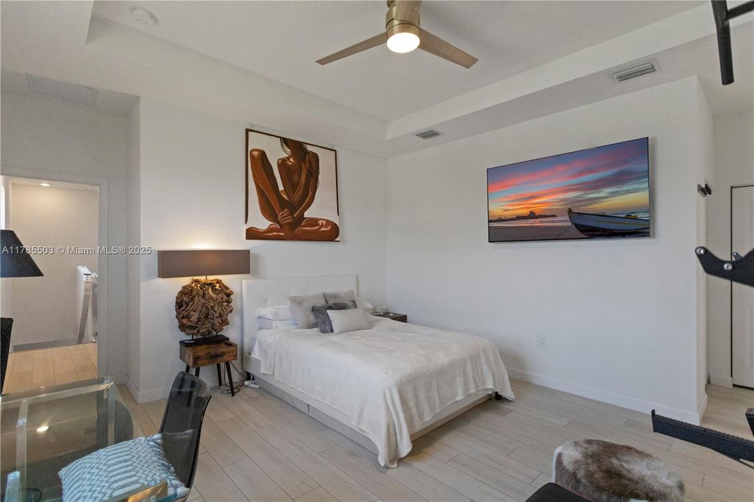 最近售出: $674,999 (5 贝兹, 3 浴室, 2233 平方英尺)