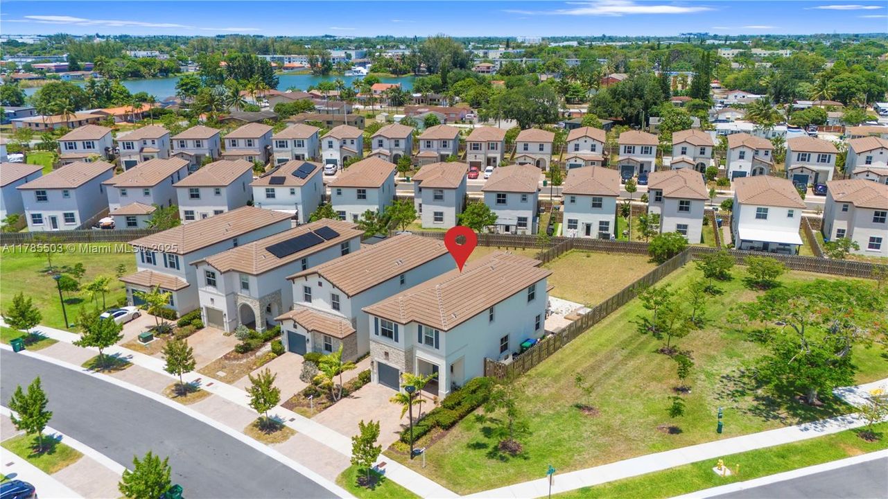 最近售出: $674,999 (5 贝兹, 3 浴室, 2233 平方英尺)