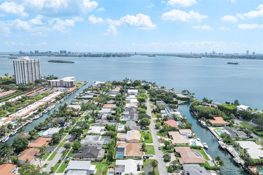 Recently Sold: $1,600,000 (3 beds, 3 baths, 2492 Square Feet)