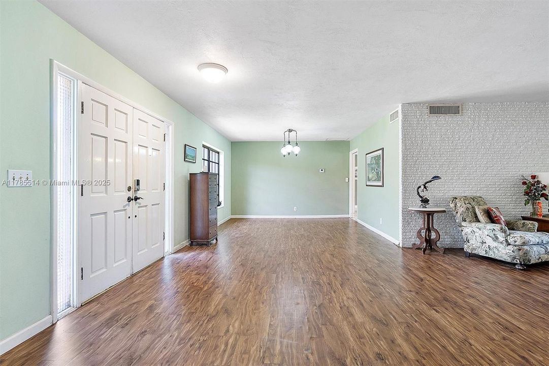 Recently Sold: $1,600,000 (3 beds, 3 baths, 2492 Square Feet)