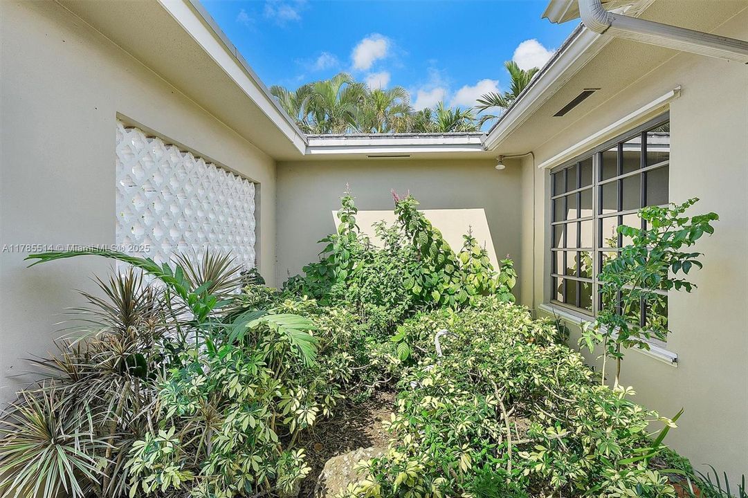 Recently Sold: $1,600,000 (3 beds, 3 baths, 2492 Square Feet)