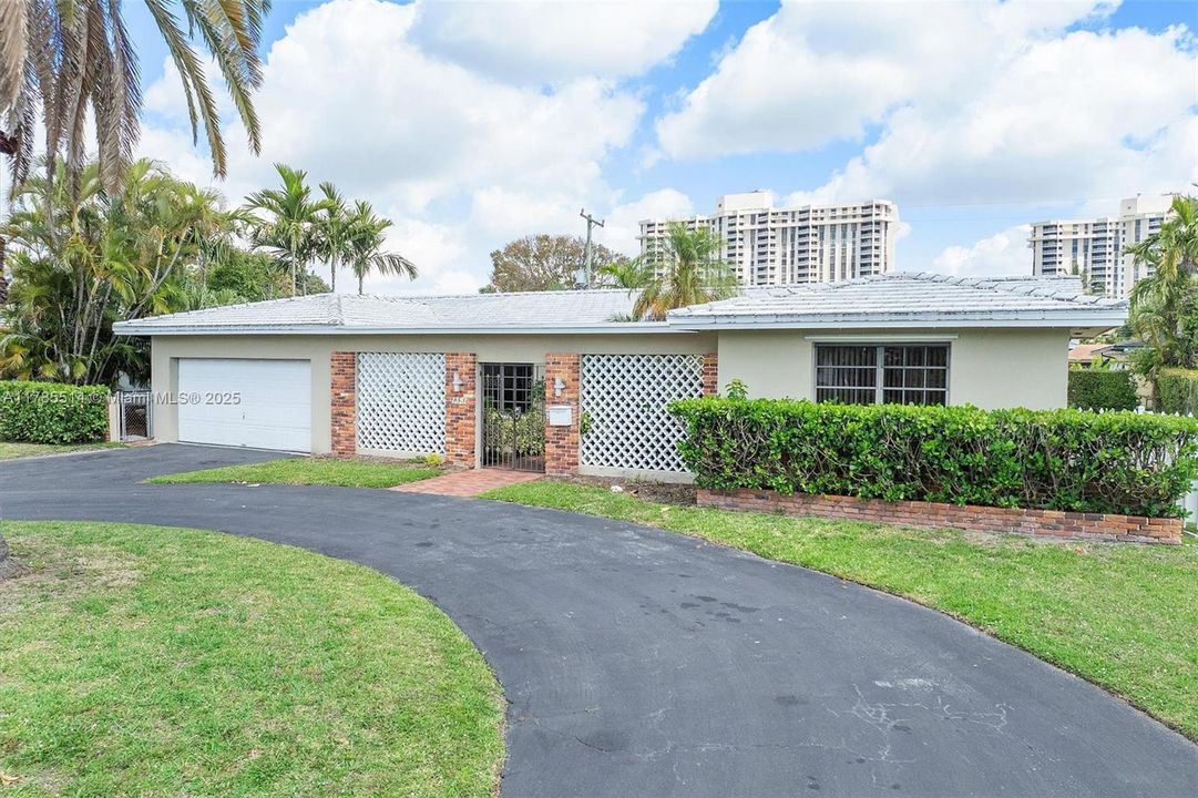 Recently Sold: $1,600,000 (3 beds, 3 baths, 2492 Square Feet)