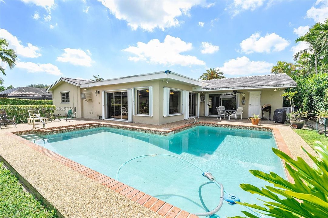 Recently Sold: $1,600,000 (3 beds, 3 baths, 2492 Square Feet)