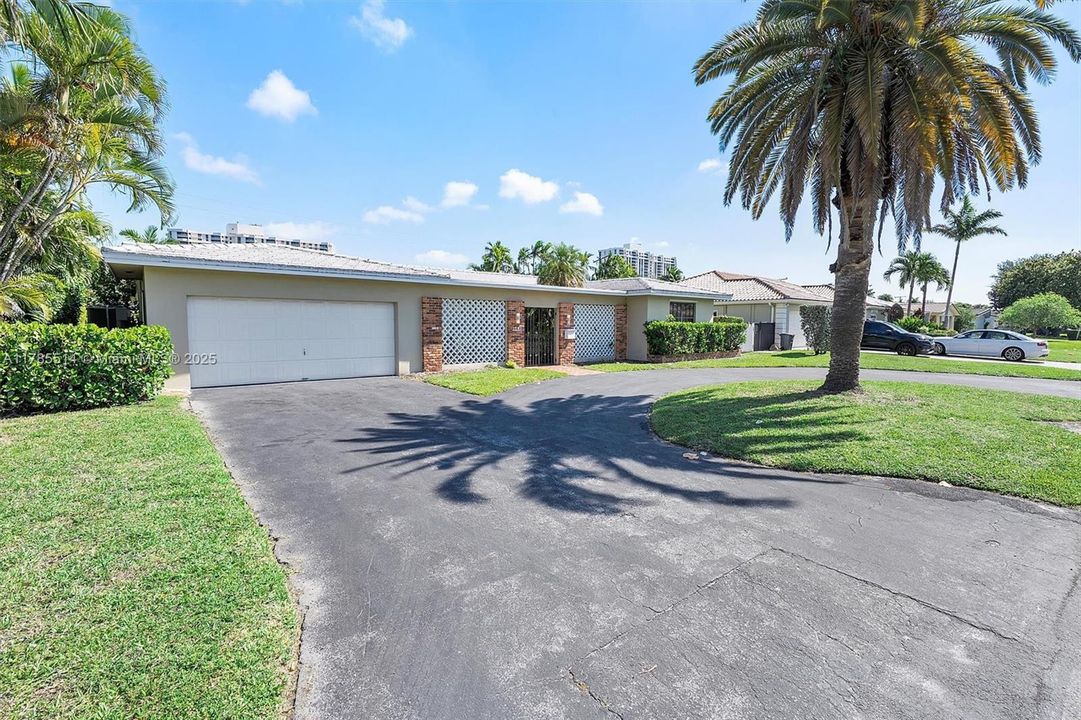 Recently Sold: $1,600,000 (3 beds, 3 baths, 2492 Square Feet)