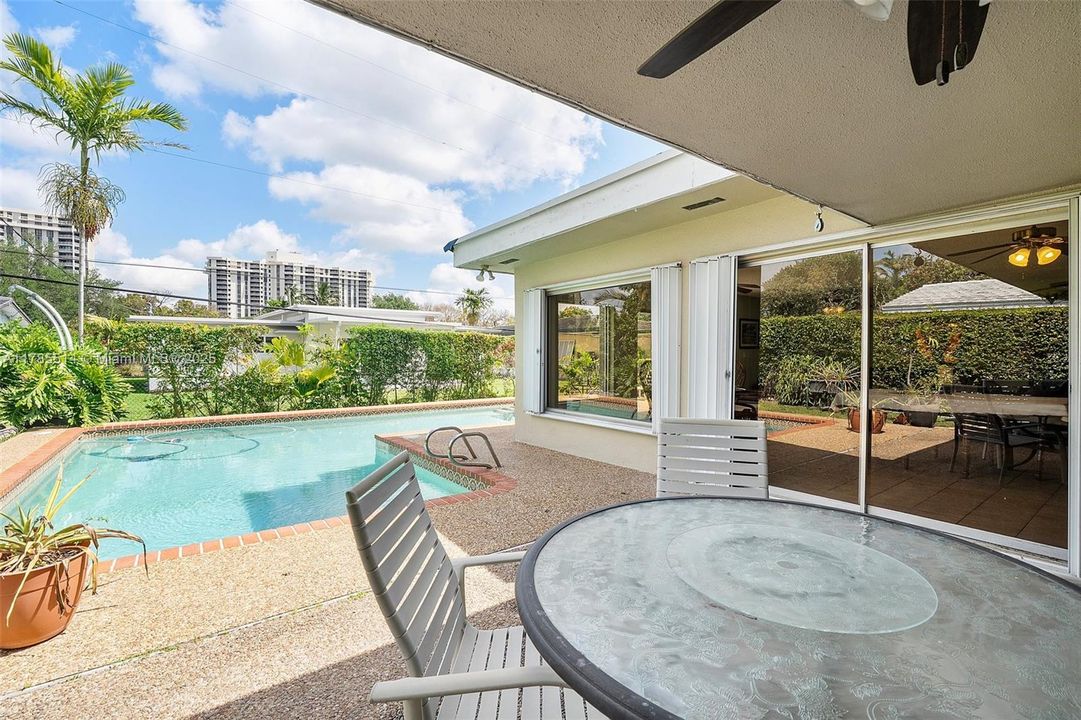 Recently Sold: $1,600,000 (3 beds, 3 baths, 2492 Square Feet)