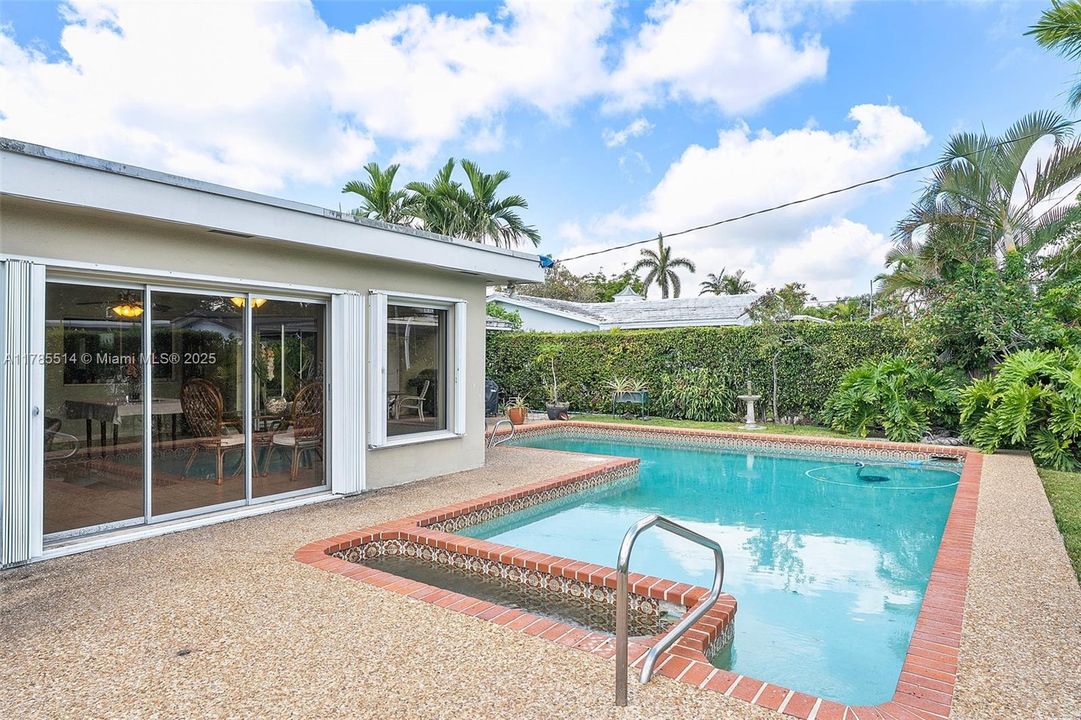 Recently Sold: $1,600,000 (3 beds, 3 baths, 2492 Square Feet)